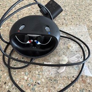 OTICON Rechargeable Black Hearing Aid Charger with Blue & Red Marked Earbuds